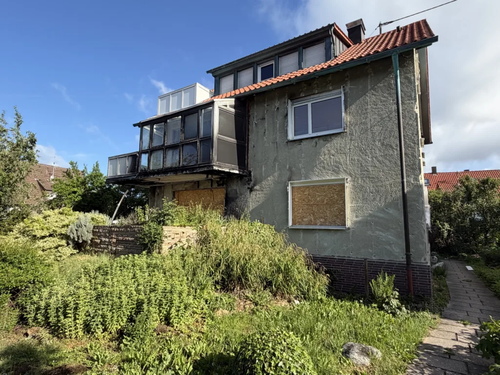 Eventuelles Abrissobjekt 3-Familien-Haus mitten in Unteraichen mit großem Grundstück, 2 Garagen +Sp.